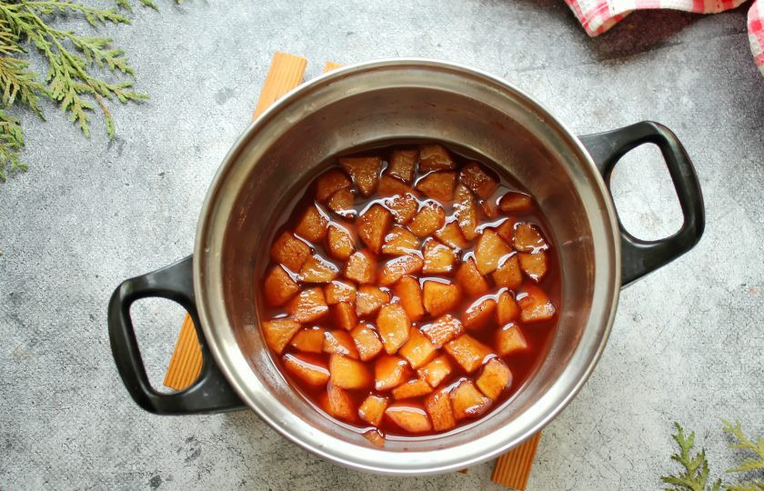 1. Этап. Яблочное масло: Поставьте кастрюлю на средний огонь и доведите до кипения, мешая. Закройте кастрюлю крышкой, немного убавьте огонь и варите в течение 15 минут.