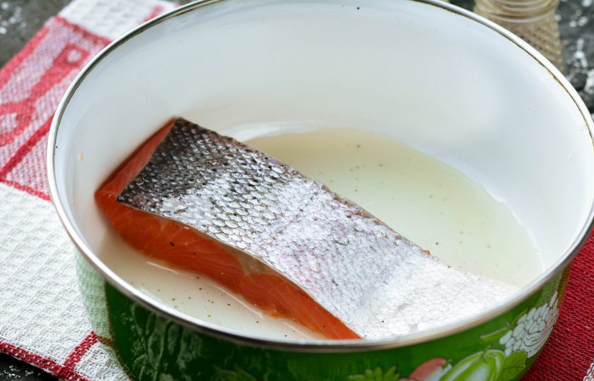 1. Этап. Засолка семги: Через сутки переверните семгу кожурой вверх и верните в холодильник еще на сутки. На дне контейнера образуется жидкость, потом ее можно будет просто слить.