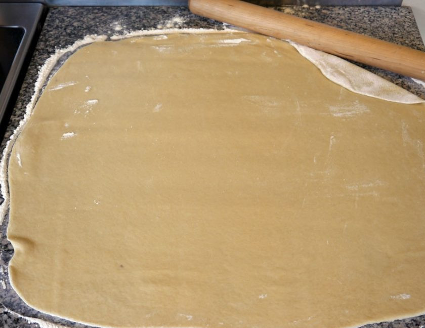 1. Этап. Плюшки Улитки: 3. С помощью скалки раскатайте тесто в тонкий пласт.