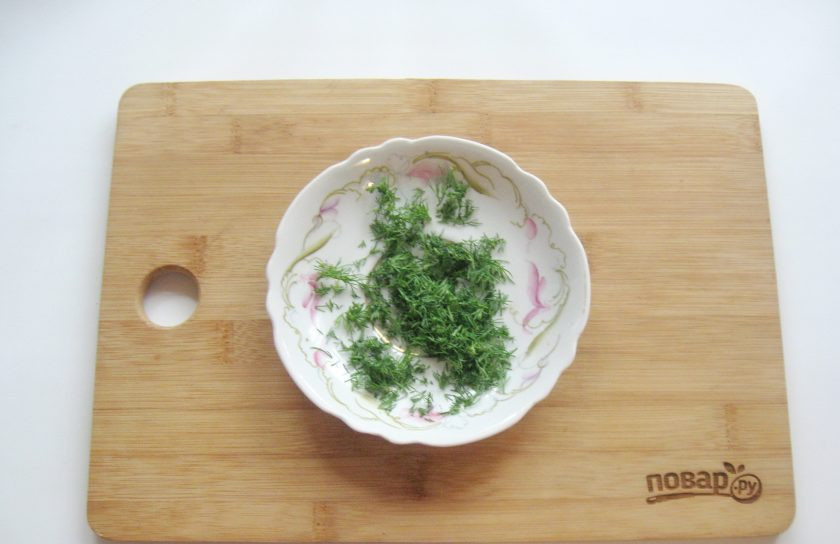 1. Этап. Салат-коктейль с крабовыми палочками: Укроп помойте, обсушите и мелко нарежьте.
