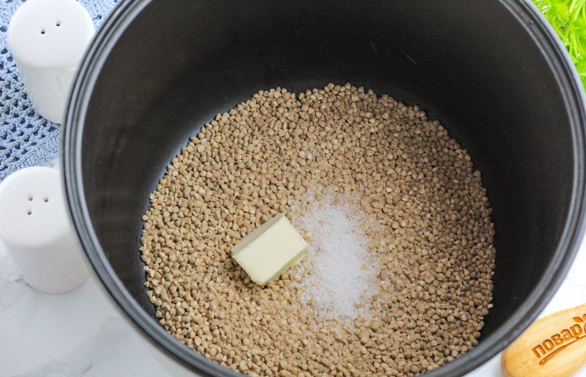 1. Этап. Гречневый продел в мультиварке: Всыпьте гречневый продел в чашу мультиварки, добавьте соль и половину сливочного масла. По желанию соль можно заменить приправой для курицы или овощной приправой.