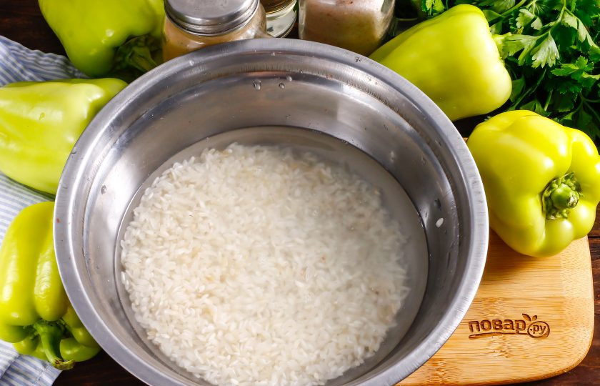 1. Этап. Фаршированный перец по-узбекски: Рис промойте в холодной воде несколько раз, тщательно вымывая крахмал.