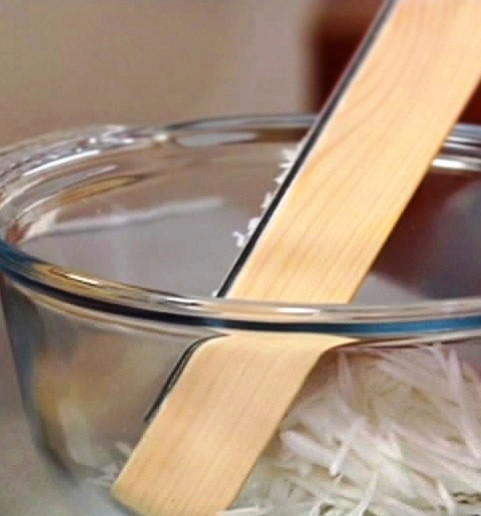 1. Этап. Салат из редьки с морковью: Редьку очищаем от кожуры и тонко шинкуем.