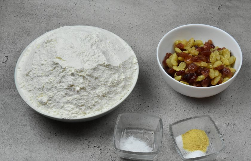 1. Этап. Александрийское тесто для куличей: Подготовьте продукты для замеса теста. Сухофрукты, заранее замоченные в коньяке, откиньте на сито, чтобы стекла лишняя влага или просушите на бумажном полотенце.