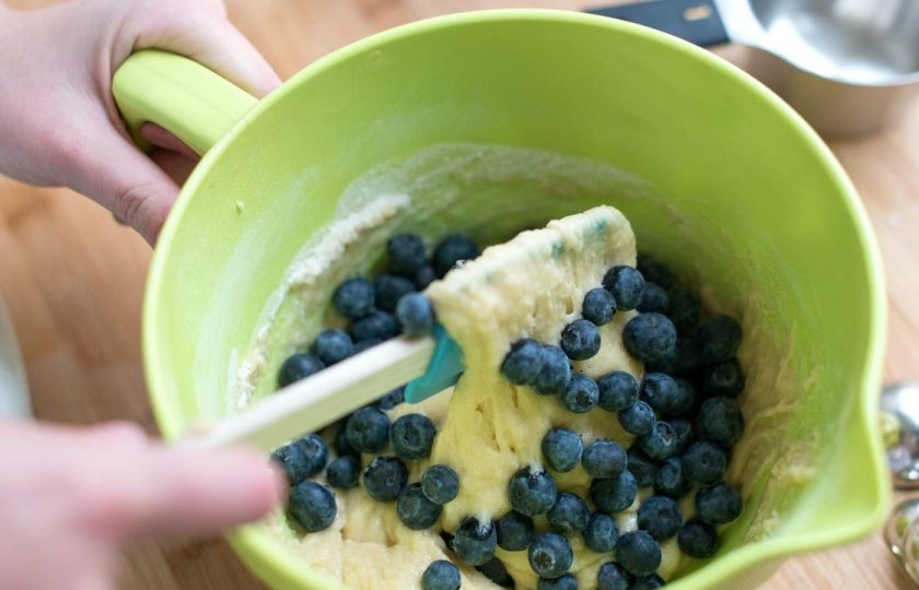 1. Этап. Кексы простые: Разогрейте духовку до 200 градусов. Подготовьте формочки. В миске смешайте муку, сахар, разрыхлитель и соль. Масло влейте в мерный стакан (не менее 250 мл объемом), добавьте яйцо, затем долейте до отметки в 250 мл молока, добавьте экстракт ванили. Все перемешайте. Влейте эту смесь к сухим ингредиентам и перемешайте вилкой. Добавьте промытые ягоды и снова все перемешайте.