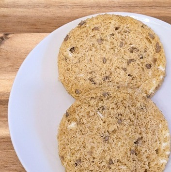 1. Этап. Булочка из отрубей в микроволновке: Разрезать вдоль на две части. Можно кушать так, а можно поджарить в тостере, что я очень часто делаю.