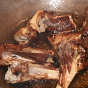 1. Этап. Пиёва: В воке или казане разогреваем масло, добавляем туда наши косточки и обжариваем их до уверенного темно-коричневого цвета мяса, оставшегося на костях.