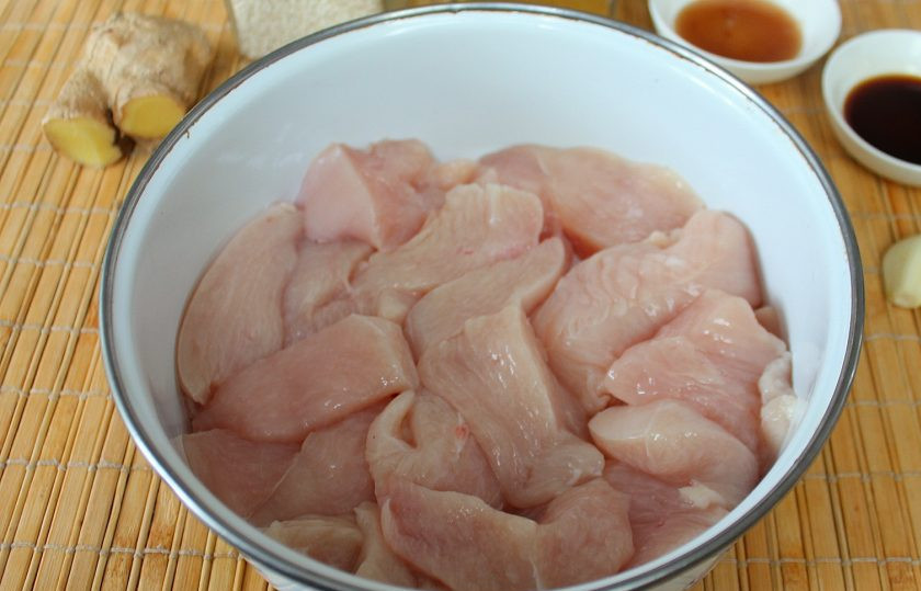 1. Этап. Куриная грудка по-восточному: Грудку нарежьте кусками и выложите в миску.