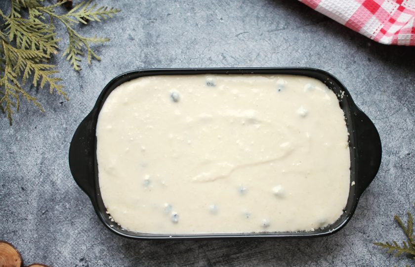 1. Этап. Запеканка из детского творожка Агуша: Форму для запекания смажьте растительным маслом и перелейте творожную массу, разровняйте.