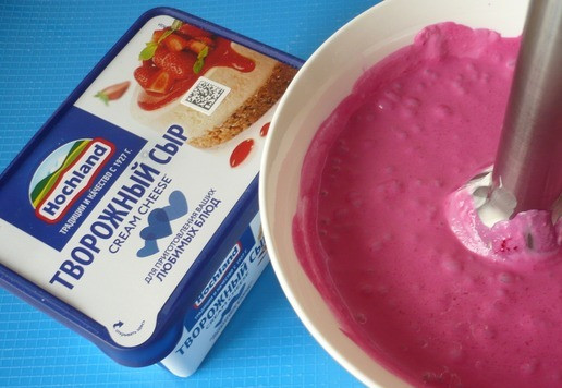 1. Этап. Тарталетки с творожно-свекольным кремом: Взбивайте до получения очень однородного и ярко-розового крема, примерно 1 минуту.