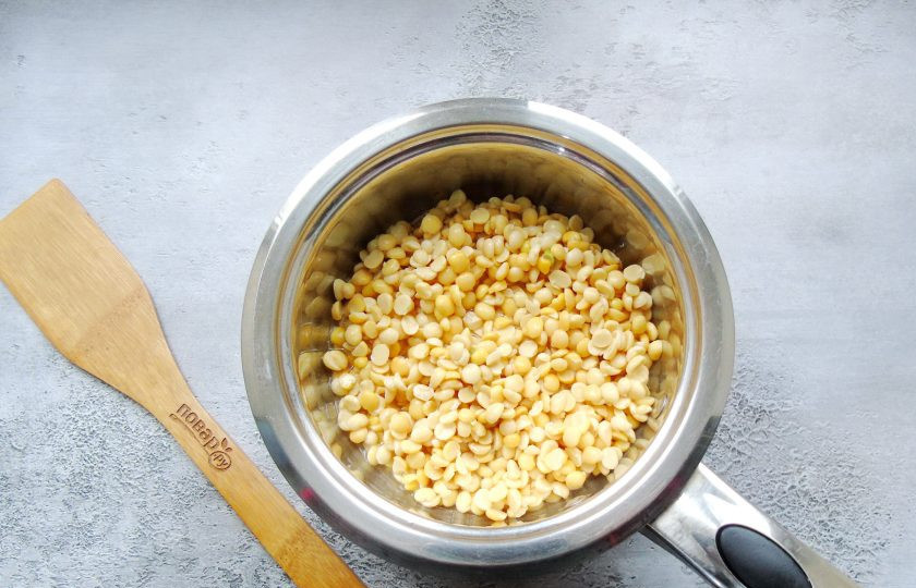 1. Этап. Гороховая каша по-английски: Горох промойте и залейте холодной, кипяченой водой на ночь. После промойте и добавьте в кастрюлю с жареным беконом.