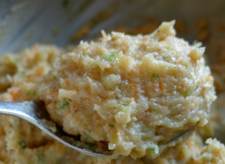 1. Этап. Сочные куриные котлеты: Теперь столовой ложкой набираем фарш и формируем из него небольшую и аккуратную котлетку.