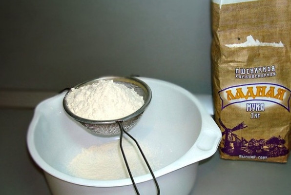 1. Этап. Осетинский пирог со свекольной ботвой: 1. Достаньте продукты, кроме сливочного масла, из холодильника и нагрейте их до комнатной температуры. Приступите к приготовлению дрожжевого теста. Для этого в теплую воду насыпьте дрожжи. Добавьте сахар и дайте возможность им подняться и образовать пену. Просейте муку, сделайте в ней выемку, влейте дрожжи, посолите. Добавьте воду, молоко. Начинайте замешивать тесто и прибавляйте растительное масло.