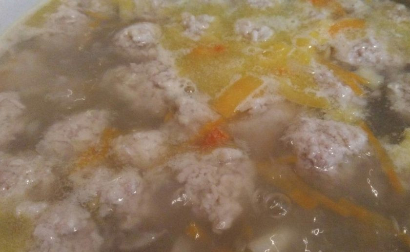 1. Этап. Суп с куриными фрикадельками и овощами: 7. Добавьте болгарский перец (я иногда добавляю кабачок и цветную капусту).