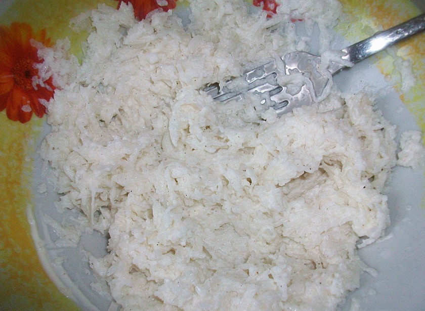 1. Этап. Салат из редьки со сметаной: 4. Хорошо перемешиваем редьку со сметаной. Параллельно шинкуем зеленый лук.