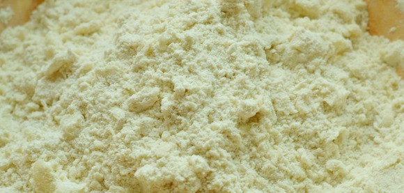 1. Этап. Вак бэлеш с рисом: Муку просейте в чашку, добавьте масло, разотрите в крошку.