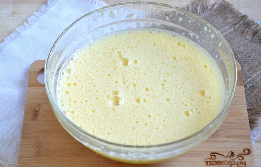 1. Этап. Вкусное бисквитное тесто: Масса должна посветлеть и увеличиться в объеме.
