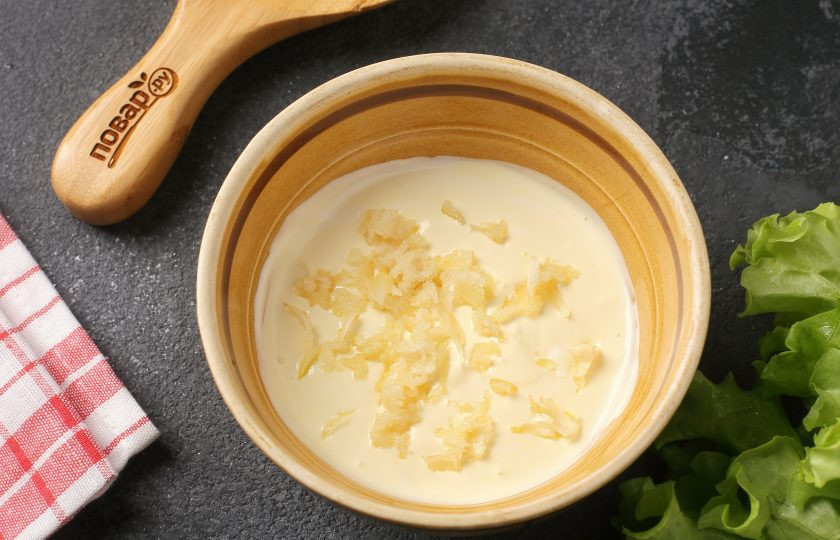 1. Этап. Настоящий соус для шавермы: Соедините сметану и майонез. Добавьте давленый чеснок.