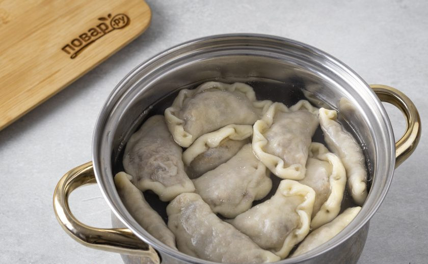 1. Этап. Вареники с вешенками: Отварите вареники в кипящей подсоленной воде 7-8 минут.