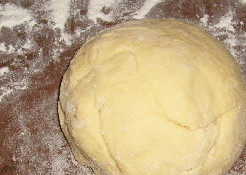 1. Этап. Картофельные зразы отварные: Выложите картофель в мисочку, добавьте туда же сырые яйца и муку. Посолите и замесите тесто. Оно должно получиться мягким и воздушным.