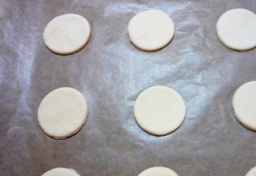 1. Этап. Слоеные поросята: Застелить противень бумагой для выпечки и выложить на нее круги теста.