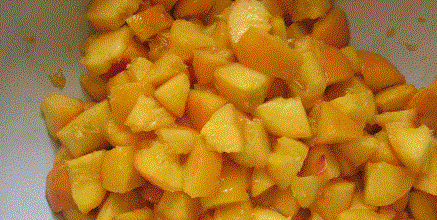 1. Этап. Варенье из персиков без косточек: Извлекаем косточки и нарезаем персики небольшими кусочками.
