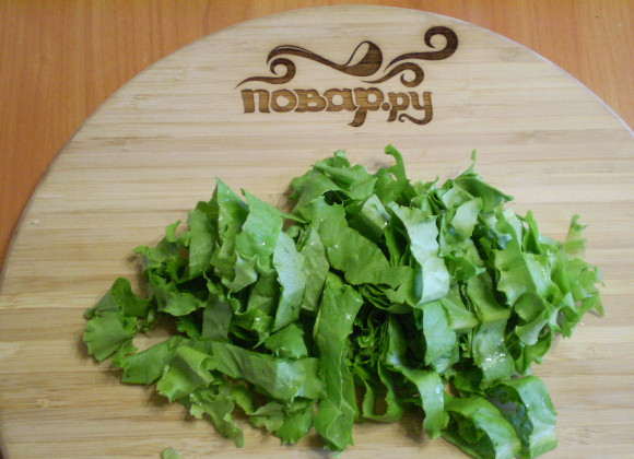 1. Этап. Капустный салат с майонезом: 3. Режем листья салата или рвем руками.