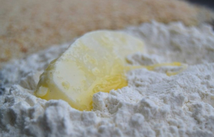 1. Этап. Жареная моцарелла: 5. Затем запанируйте его со всех сторон в муке.