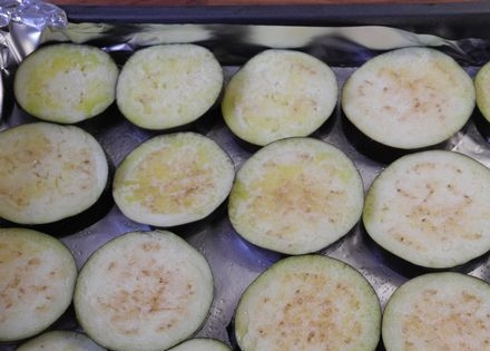 1. Этап. Баклажаны с моцареллой: 1. Баклажаны нарезаем кружочками. Затем солим оставляем на 5-10 минут, чтобы из баклажана ушла вся горечь.