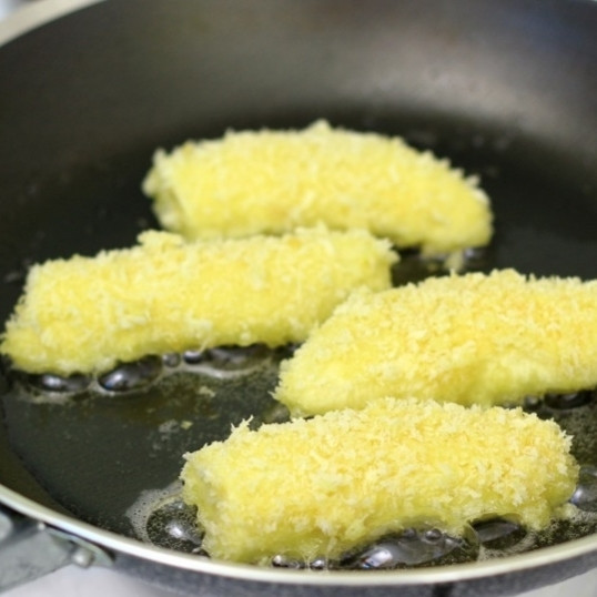 1. Этап. Бананы в темпуре: И сразу же - в сковороду с разогретым маслом. Жарим на среднем огне.