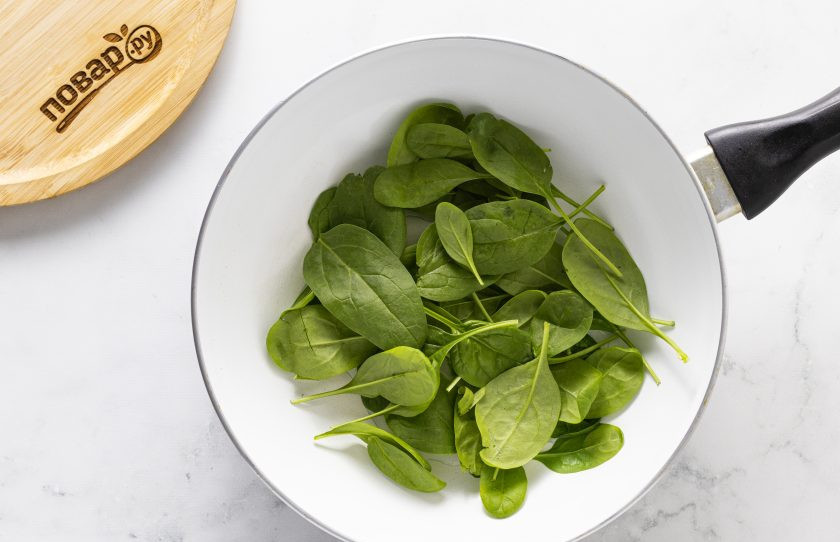 1. Этап. Веганская запеканка из кабачков с тофу: Шпинат потушите до мягкости в сковороде примерно 1 минуту. После мелко порежьте его.