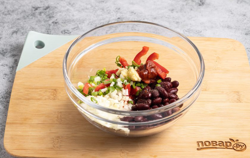 1. Этап. Салат из фасоли по-болгарски: Соедините подготовленные ингредиенты вместе. Добавьте томатную пасту и растительное масло. Посолите и поперчите по вкусу.