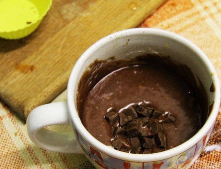 1. Этап. Маффины за 5 минут: 3. По центру помещаем шоколадные кусочки. Выпекаем 5 минут на максимальной мощности в микроволновке. Кекс сильно подымется, будьте готовы!