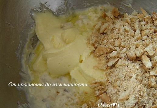 1. Этап. Торт Последний звонок: Для основы растопите шоколад на водяной бане, добавьте размягченное сливочное масло и измельченное печенье.