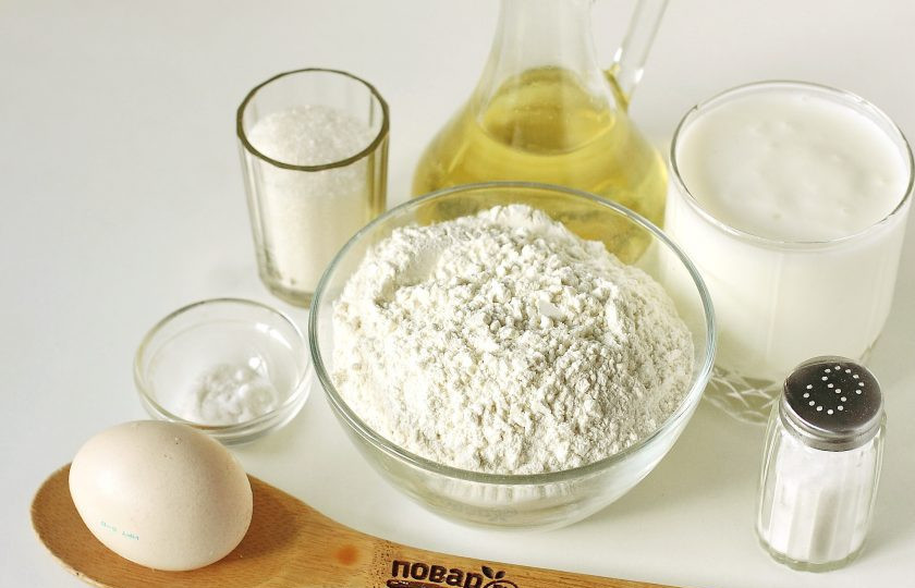 1. Этап. Пышные оладьи на горячем кефире: Подготовьте все ингредиенты.