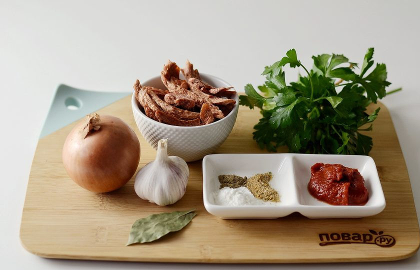 1. Этап. Соевое мясо в томатном соусе: Подготовьте все ингредиенты.