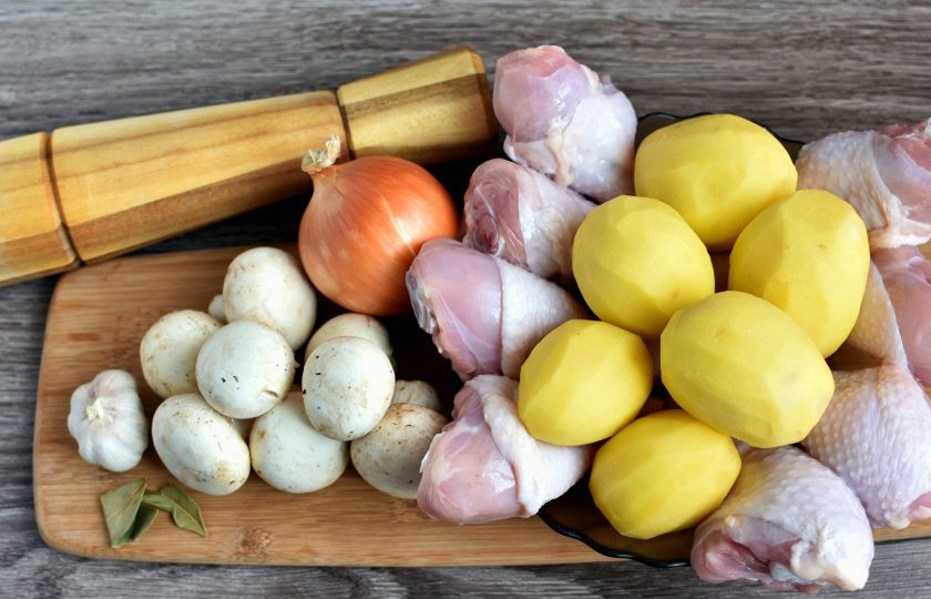 1. Этап. Куриные ножки с картошкой и грибами: Подготовьте необходимые ингредиенты.