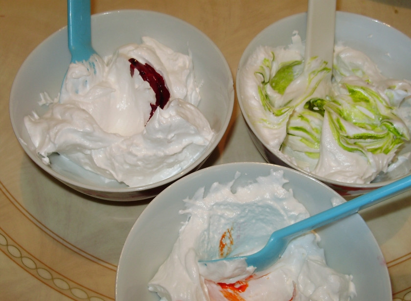 1. Этап. Белковый крем для торта: Добавьте по желанию красители и можете приступать к формированию торта. Приятного аппетита!