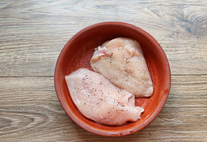 1. Этап. Куриная грудка с эстрагоном: Куриную грудку сполосните, обсушите и поперчите, оставьте при комнатной температуре на 10 минут.