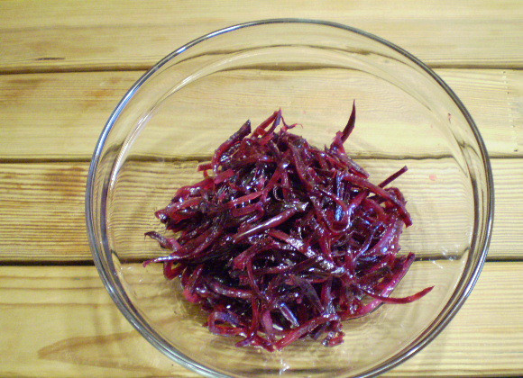 1. Этап. Салат Цветной: 5. Нарезаем тонко свеклу, можно использовать крупную терку. Свеклу поливаем оливковым маслом и перемешиваем. Даем ей постоять. Пропитаться. Это делается для того, чтобы свекла не окрасила остальные овощи в красный цвет.