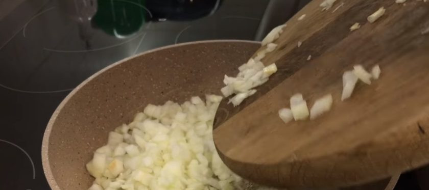 1. Этап. Форшмак из селедки (очень вкусный): 1. Лук нарежьте кубиками и обжарьте на сливочном масле до легкого золотистого цвета. Полностью остудите. Посолите и поперчите его. Очистите сельдь: сделайте разрез по спине и снимите пленку.