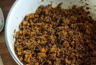 1. Этап. Пеммикан: Слегка остывший жир добавляем к смеси мяса и сухофруктов, перемешиваем.