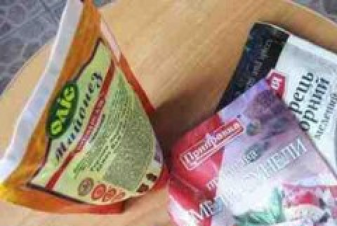 1. Этап. Запеченные окорочка в мультиварке: Готовим ингредиенты. Сперва сделаем соус. Выдавливаем чеснок в майонез, смешиваем все с приправами (черный перец, хмели сунели, по вкусу).