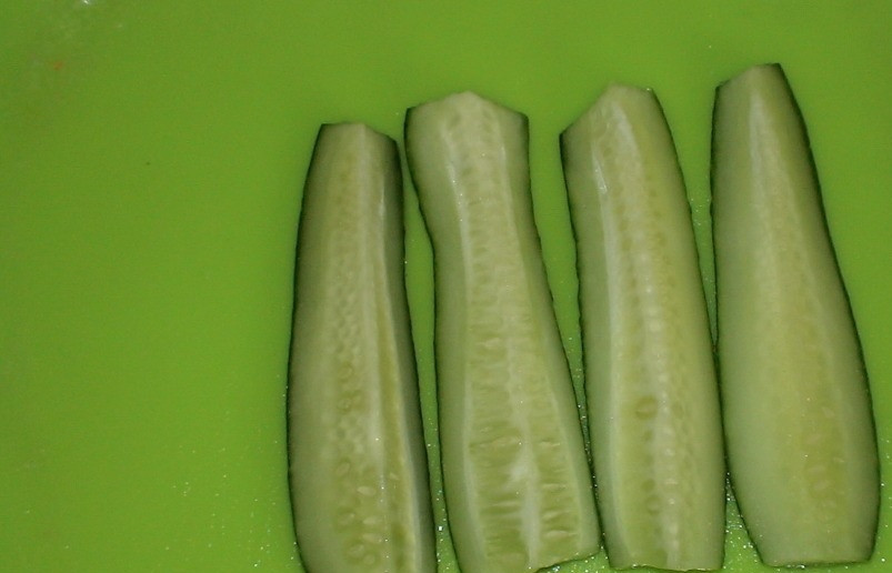 1. Этап. Огурчики в соусе: Огурчики вымойте и отрежьте кончики с двух сторон у каждого плода. Разрежьте огурчики вдоль на две или четыре части. Это зависит от того, какого размера вы используете овощи.