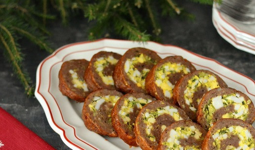 1. Этап. Рулет из утиного фарша с яйцом: Готовый рулет из утки с яйцом и луком пореем достаньте из духовки, дайте ему отдохнуть 10-15 минут. Затем нарежьте на ломтики и выложите на блюдо.