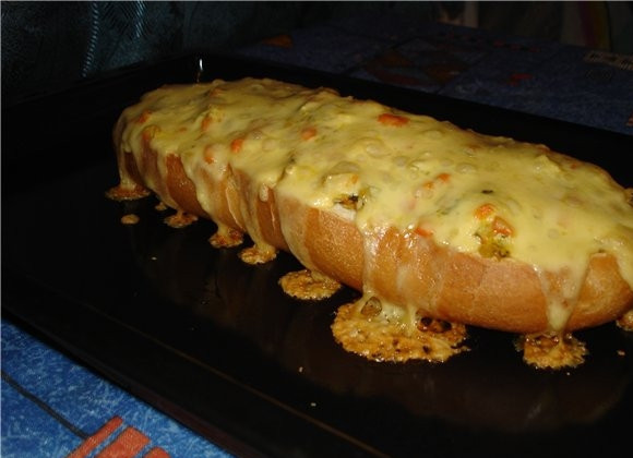 1. Этап. Фаршированный батон в духовке: 6. Вот и все, фаршированный батон в духовке в домашних условиях готов. Немного остудите его и нарежьте порционными кусочками. Можете подавать к столу. Кстати, очень удобно брать такую закуску на природу.