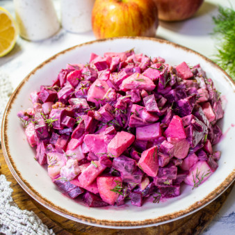 Салат со свеклой, сыром и яблоком