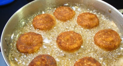 1. Этап. Котлеты рыбные в томатном соусе: 3. Теперь придаем форму нашим котлеткам и обжариваем их с двух сторон до золотистого цвета.