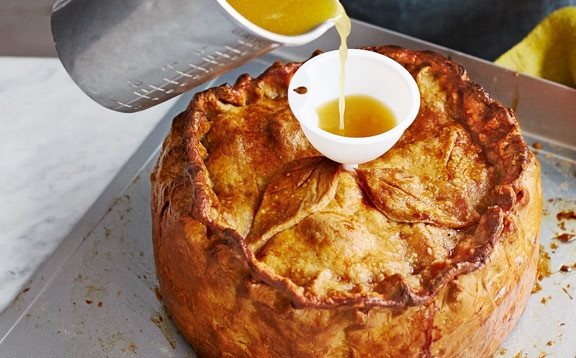 1. Этап. Пирог Лукошко с беконом: 6. Нагрейте желатин в курином бульоне, добавьте горчицу и с помощью воронки влейте бульон в пирог. Оставьте его в холодильнике в течение 12 часов.