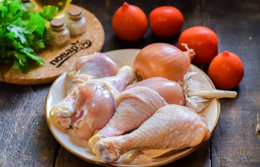 1. Этап. Диетический чахохбили из курицы: Подготовьте ингредиенты.